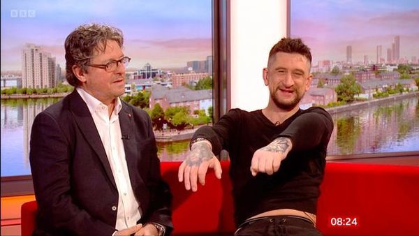 Jamie開心地在節目上展示他的新手臂。