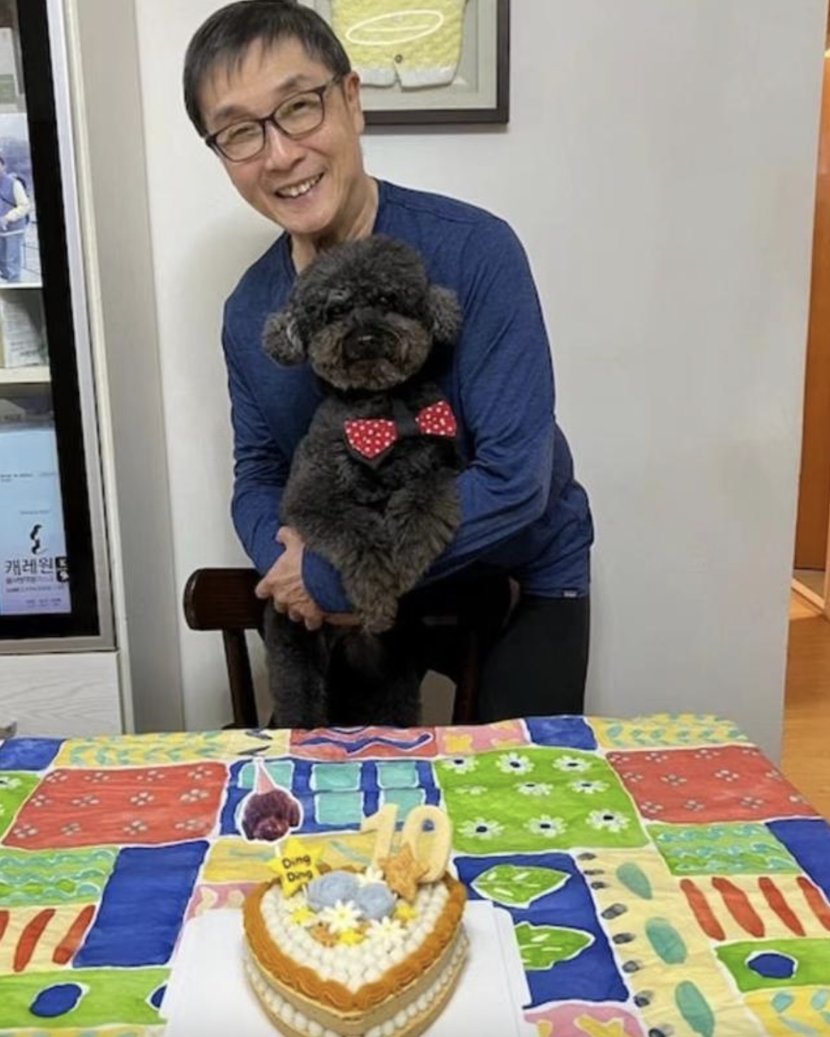 近日為愛犬叮叮慶祝10歲生日,罕見曬出近照。