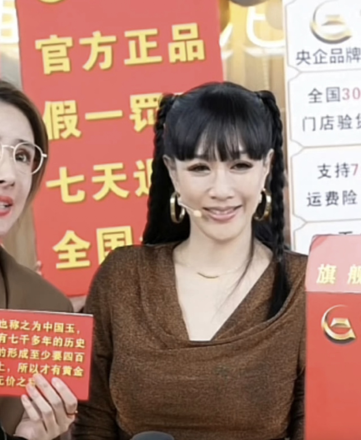 鍾麗緹身穿啡色上衣，化起濃妝，老態畢現。