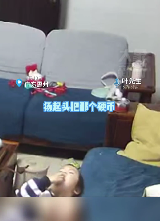 3歲女童仰起頭吞食一枚硬幣。