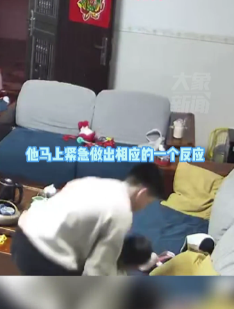 表哥馬上抱起表妹對她進行海姆利克急救法,用雙手環抱著表妹,用力的往腹部擠壓。