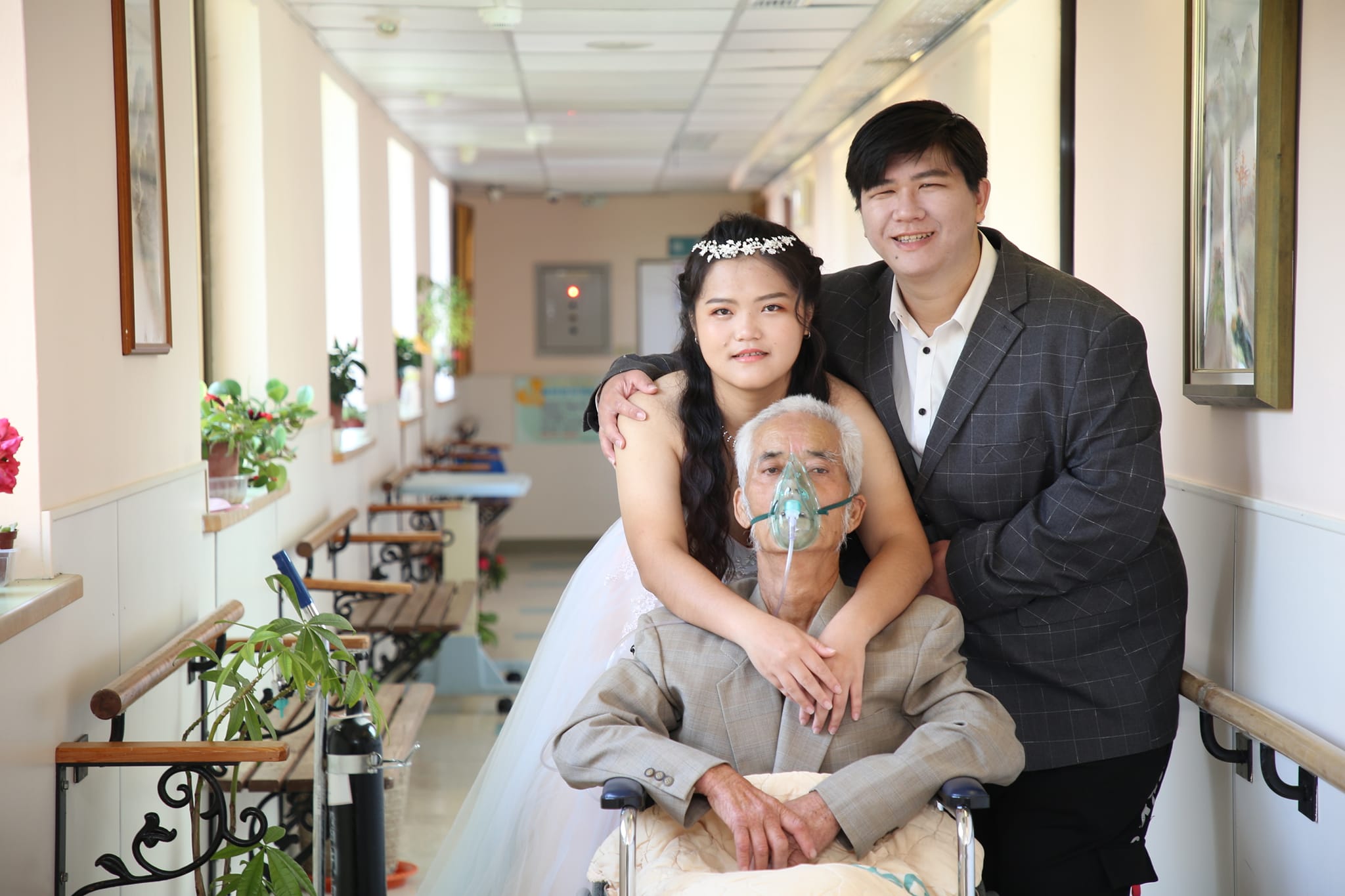 所幸得到醫療團隊與婚紗業者的幫助,幫他們完成全家福計劃,幫父親圓夢。