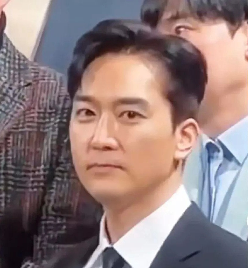宋承憲失去了昔日的濃眉大眼與清秀俊逸,只見到一個圓潤了不少,下顎綫棱角消失,就像是正面臨發福危機的油膩大叔。