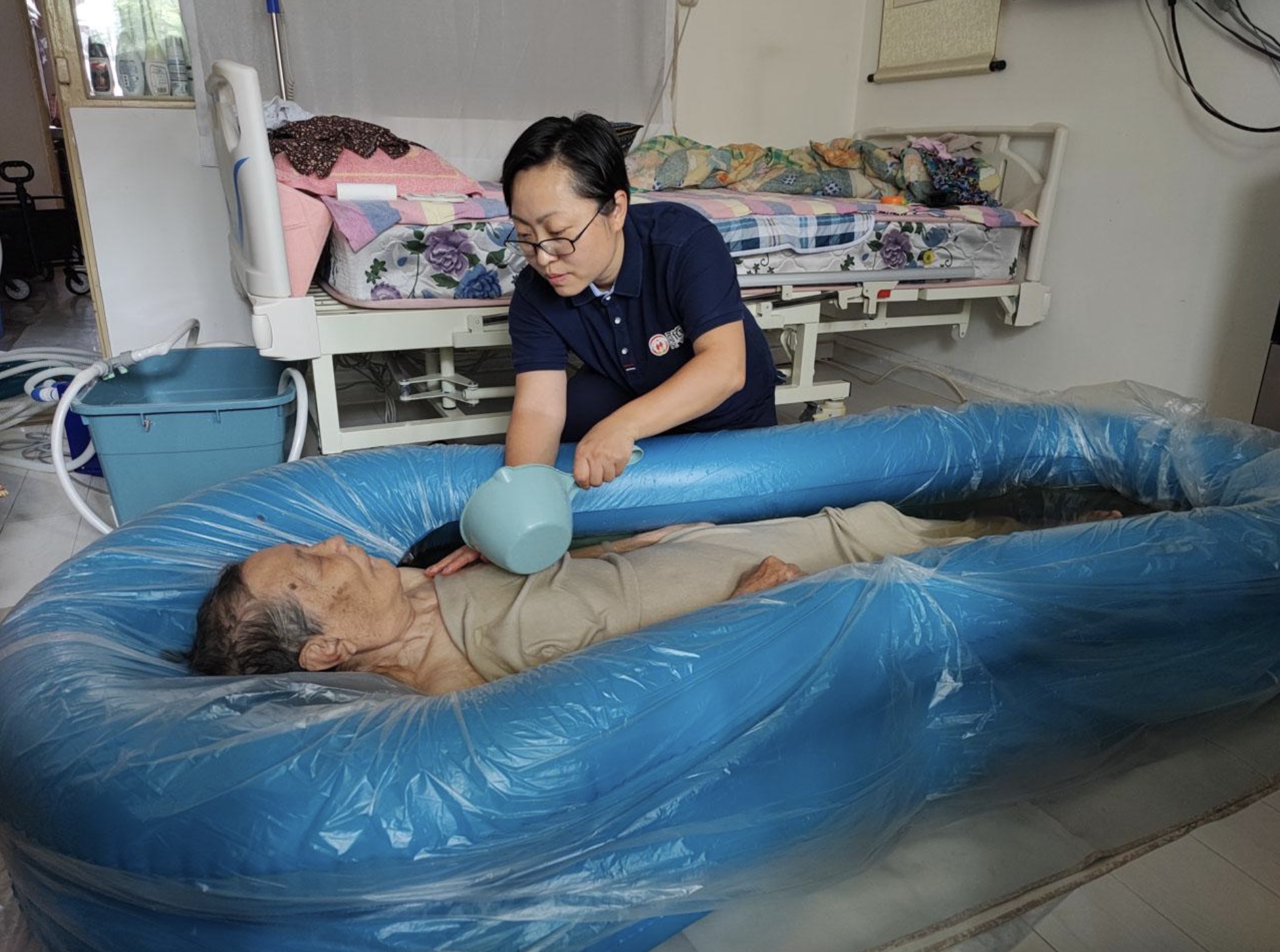 助浴師會為浴缸消毒套上一次性浴缸套，全程控制水溫安全舒適。