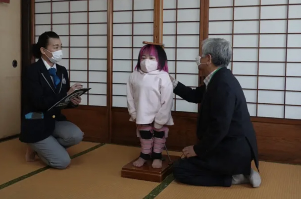 妹妹身高僅有75cm。