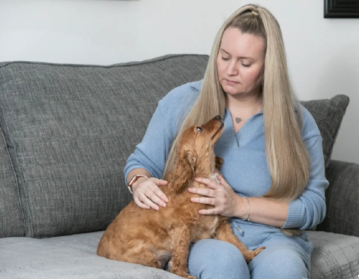 她這個狀態無法正常生活之餘，也無法專心工作，就連簡單的遛狗，她都擔心自己會在外面路邊睡着而不敢安排這些簡單的計劃。