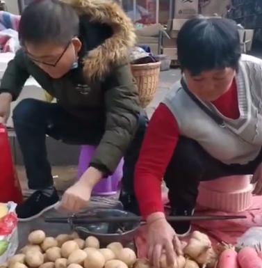 母親的腎臟竟與兒子高度吻合,這也就證明了母親的腎臟是捐給兒子最適合的人選。