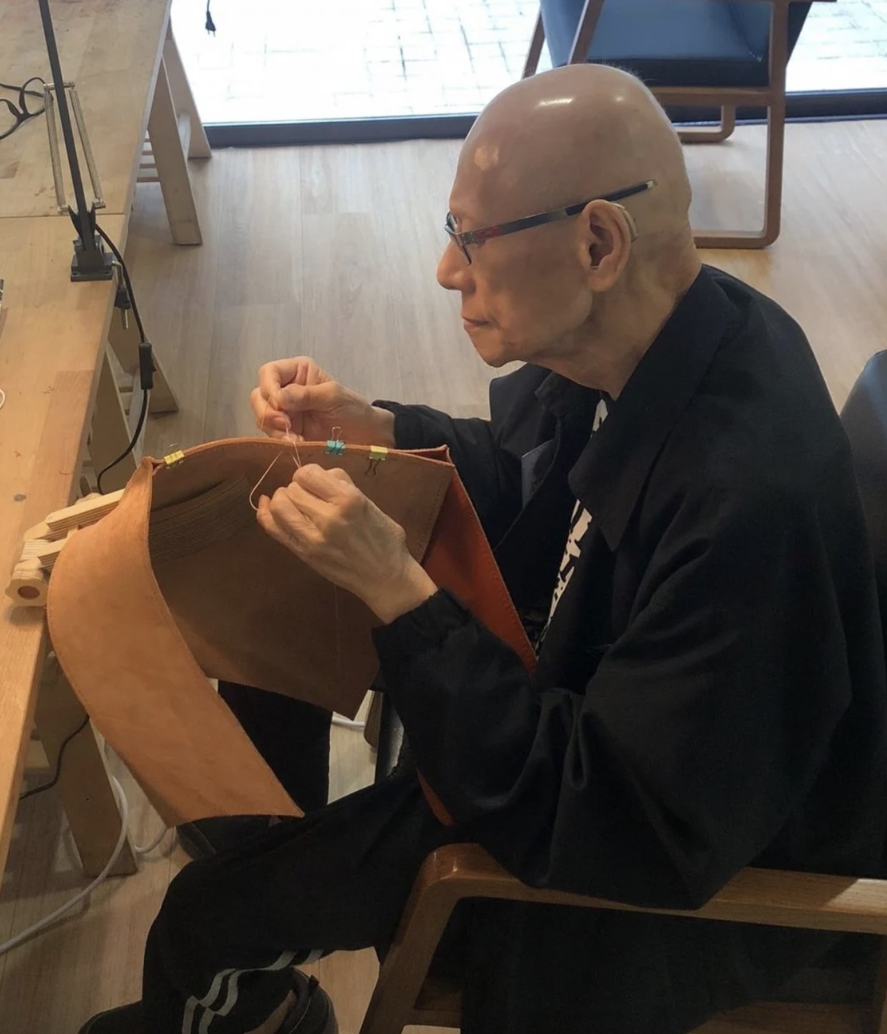 76歲癌末丈夫親手製作皮手袋贈愛妻作為最後禮物。