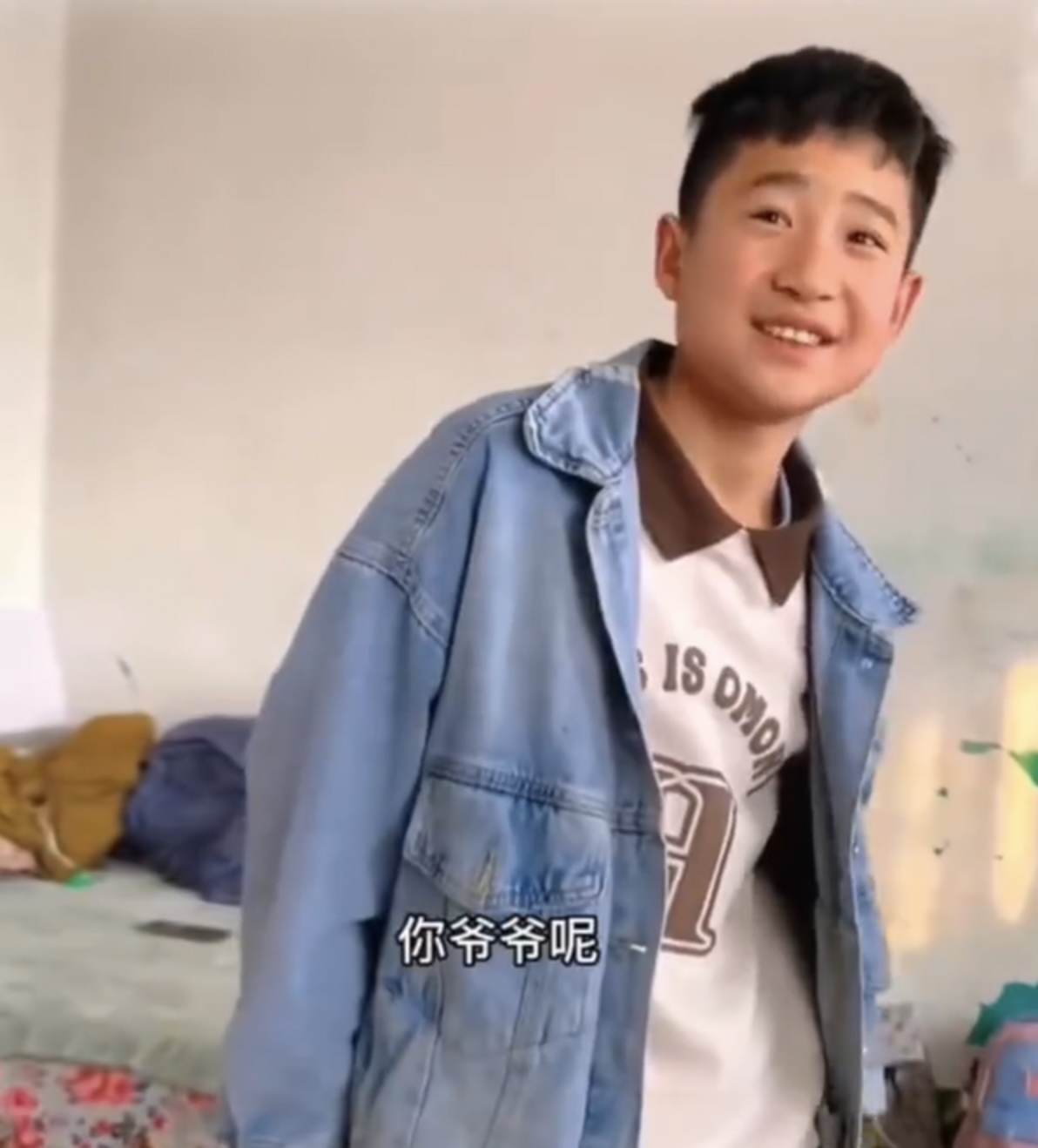 內地一名少年，年僅16歲就必須擔起照顧2個妹妹的責任。