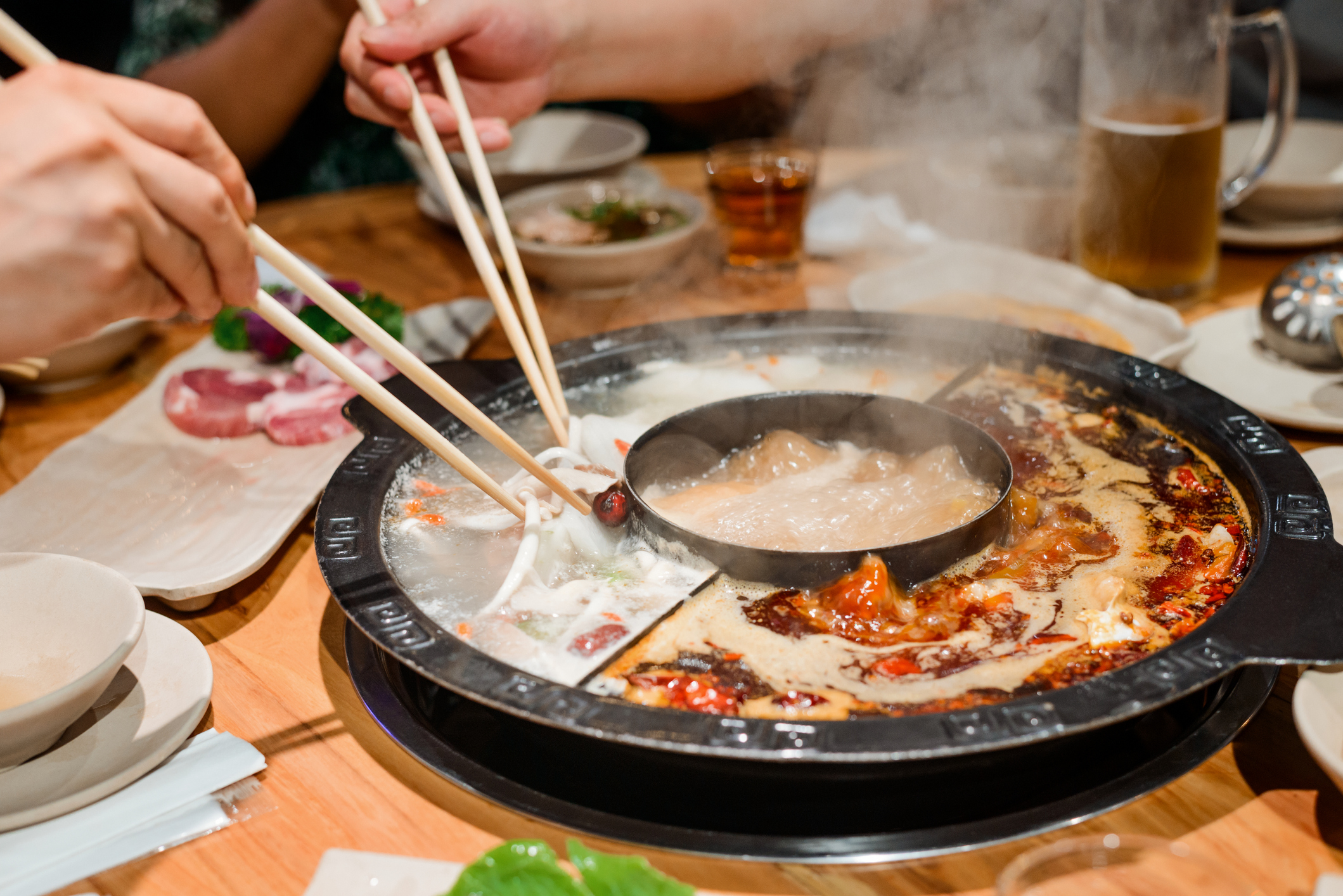 熱騰騰的麻辣火鍋,但詹醫生直言這些飲食習慣都是對食道有害。