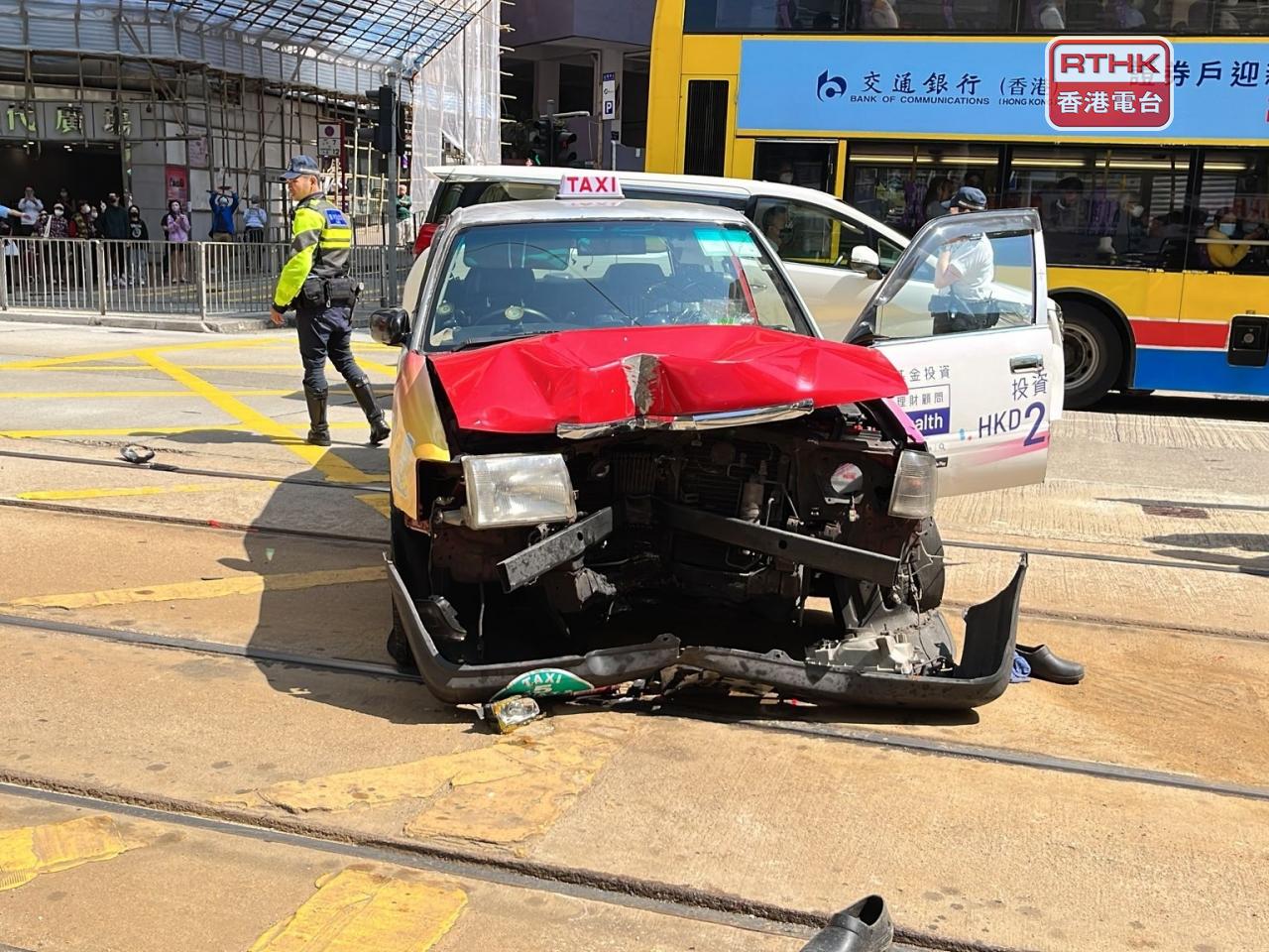北角炮台山昨日(5日)發生嚴重車禍,一輛的士撞向3名正在過路的女途人,其中兩女被撞至昏迷。