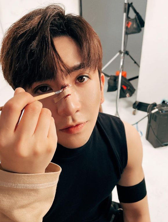 拍攝《King Kong》MV時曾整傷手指。