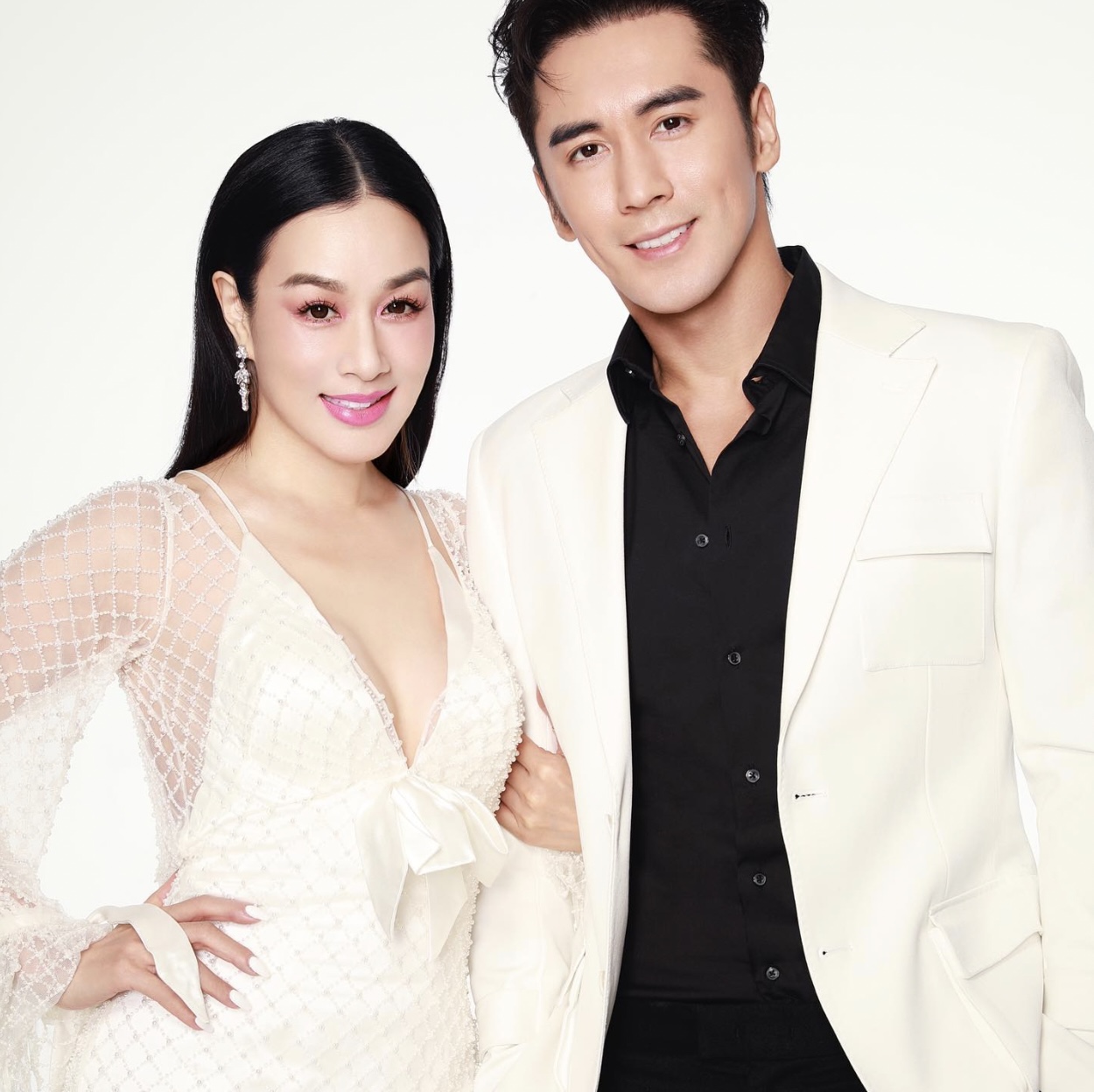 現年52歲的鍾麗緹2016年與小12歲的內地男星張倫碩結婚。