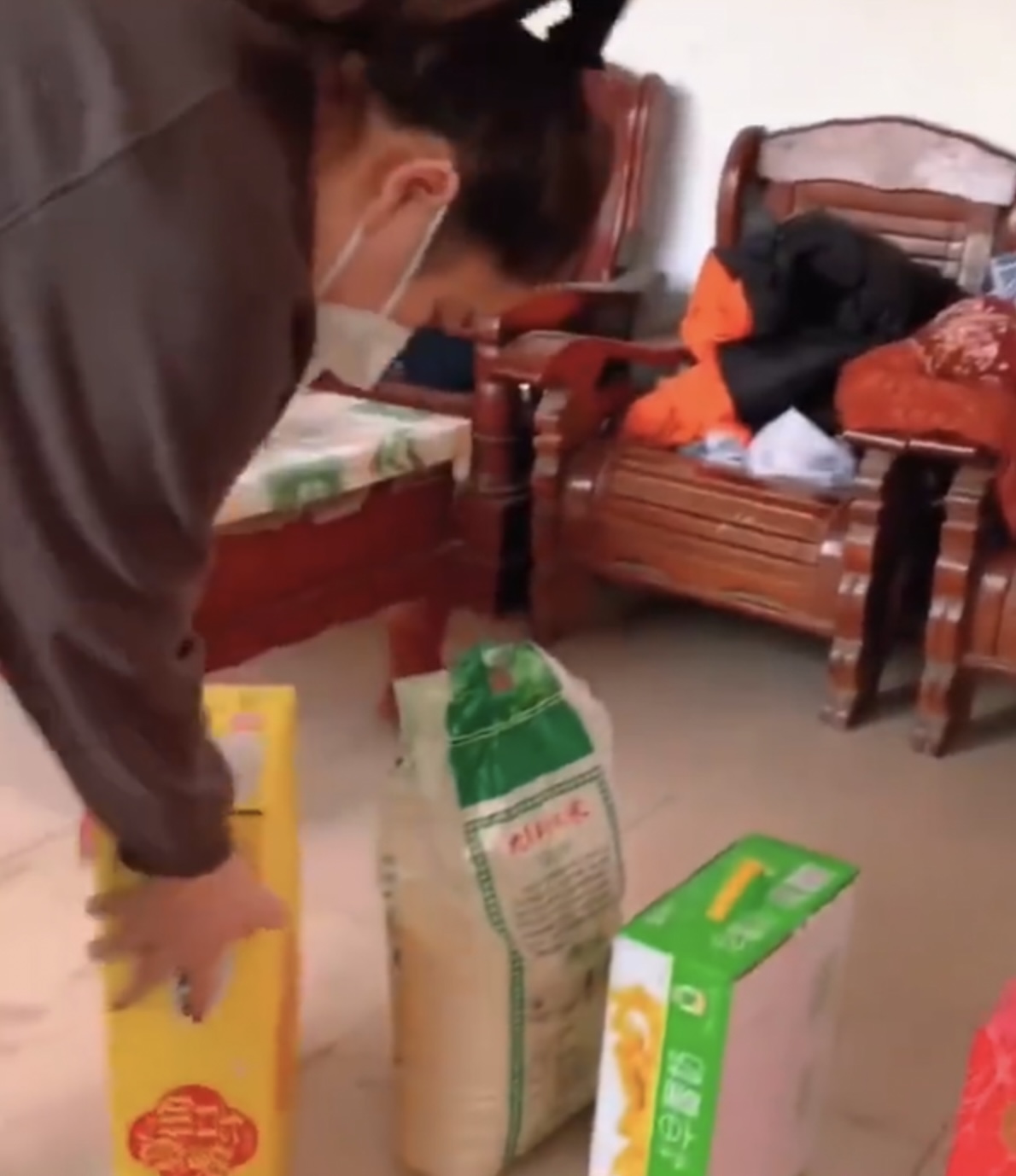 好心民眾聽聞，親自上門捐贈物資。