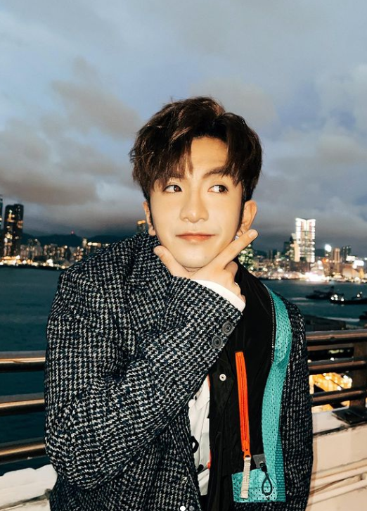 拍攝《假冒女團》時撞破額頭留血。