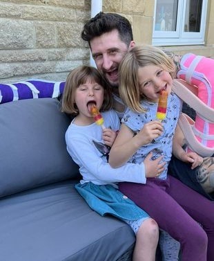 Jamie 育有一對6歲雙胞胎女兒Bella和Savannah。