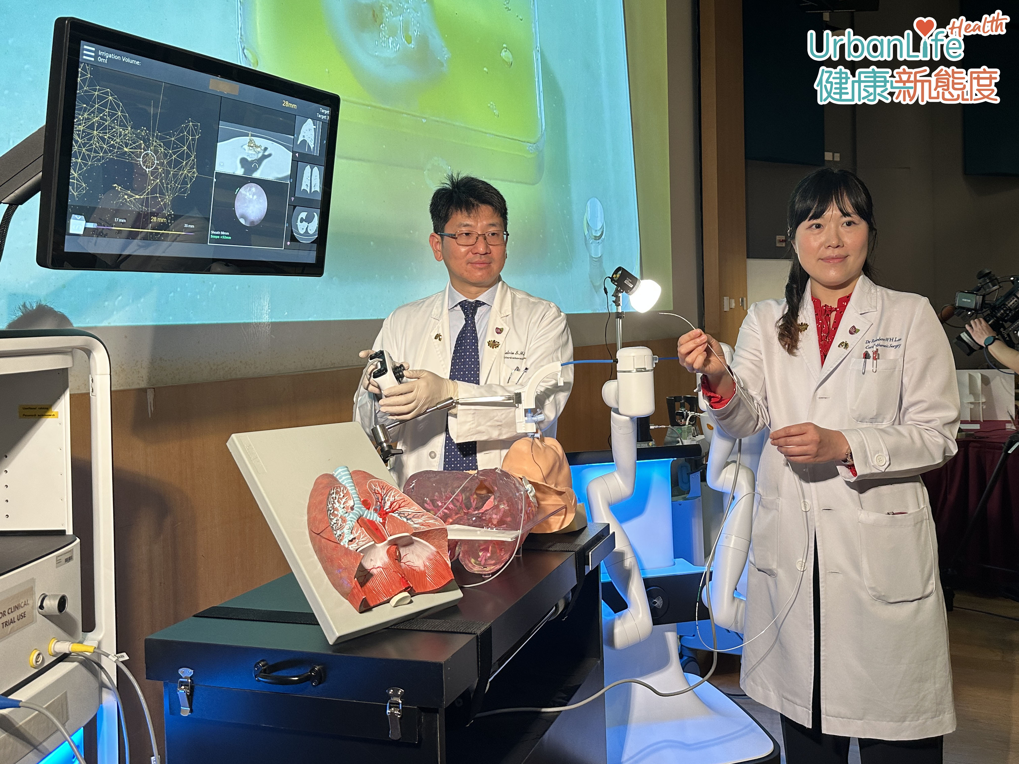 香港中文大學醫學院最近成功運用機械人輔助支氣管鏡完成以微波消融術治療轉移性的肺腫瘤,日後可以無創傷、無痛的方式消除肺部癌細胞轉移。