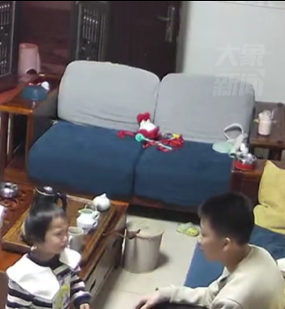 雖然在吐出後依然還有一些余咳,但表妹意識已經清醒過來,搖頭表示已經沒有異物。