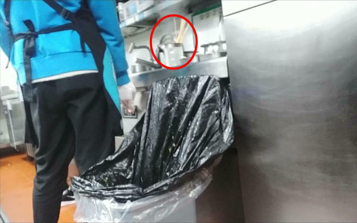 員工竟從垃圾桶找回上午被倒掉的食物重新加工後上桌,開玩笑表示「不乾不净,吃了沒病」。