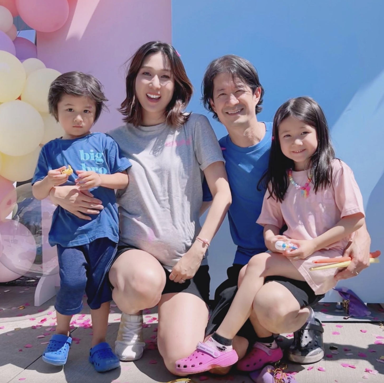 鍾嘉欣2015年與脊醫老公Jeremy於加拿大結婚後,先後誕下3名兒女。