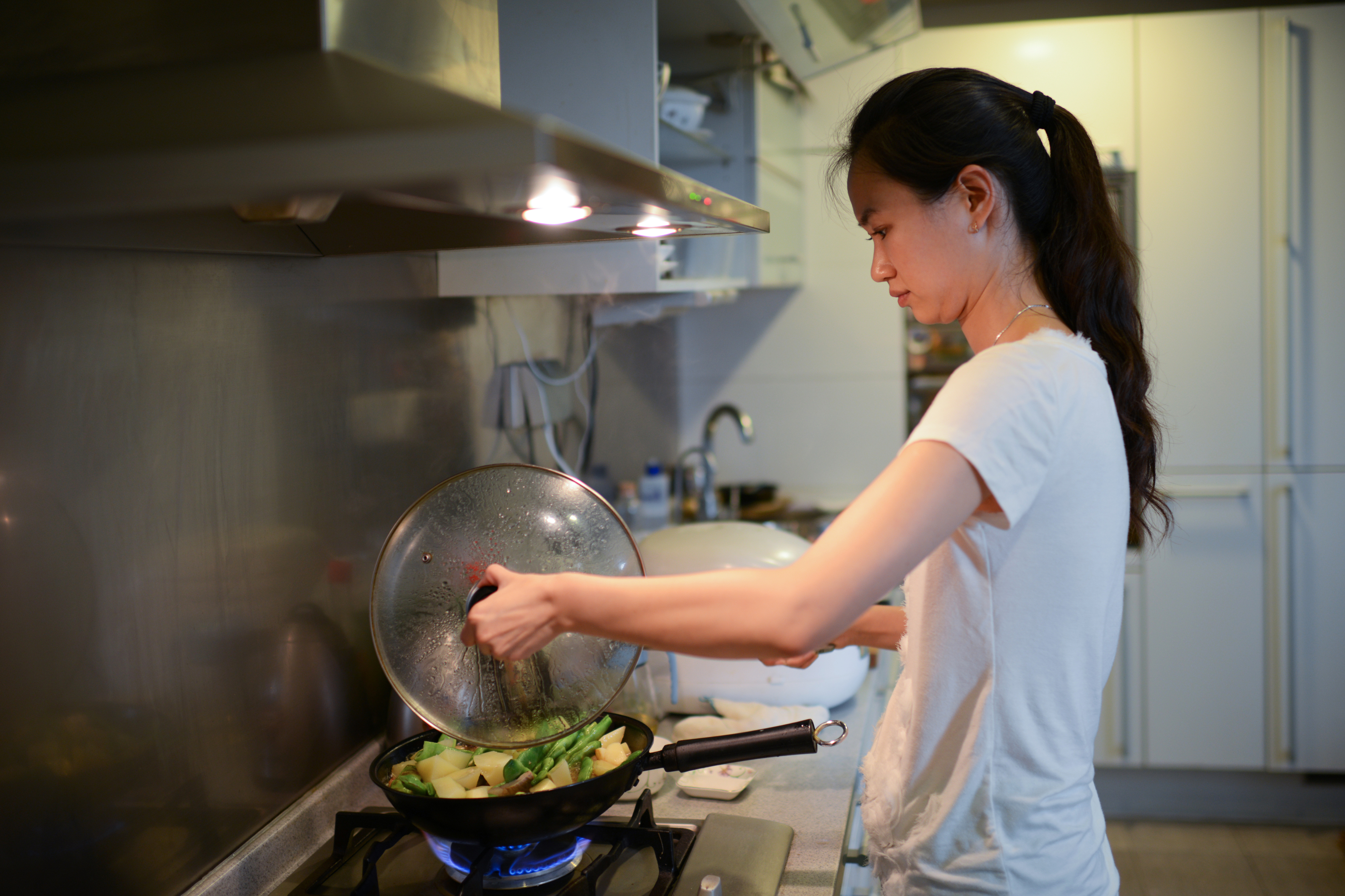 經常煮食,處於環境受油煙污染的家庭主婦,患肺癌機率會增加。(示意圖 非當事人)