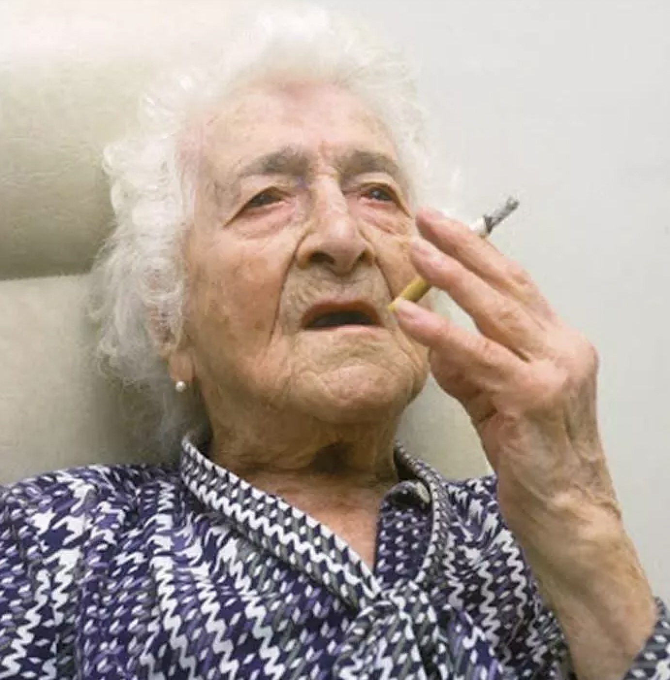 晚年才有抽煙習慣。