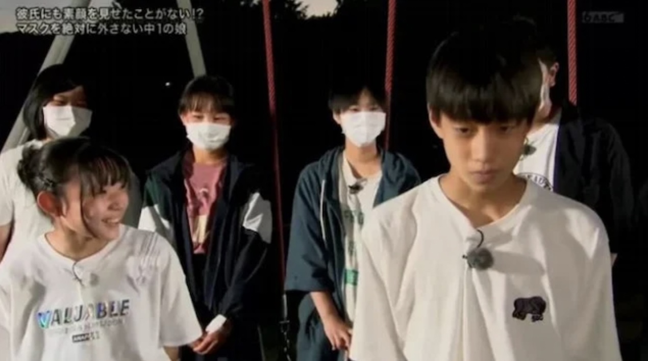 捺月也鼓起勇氣摘下口罩。