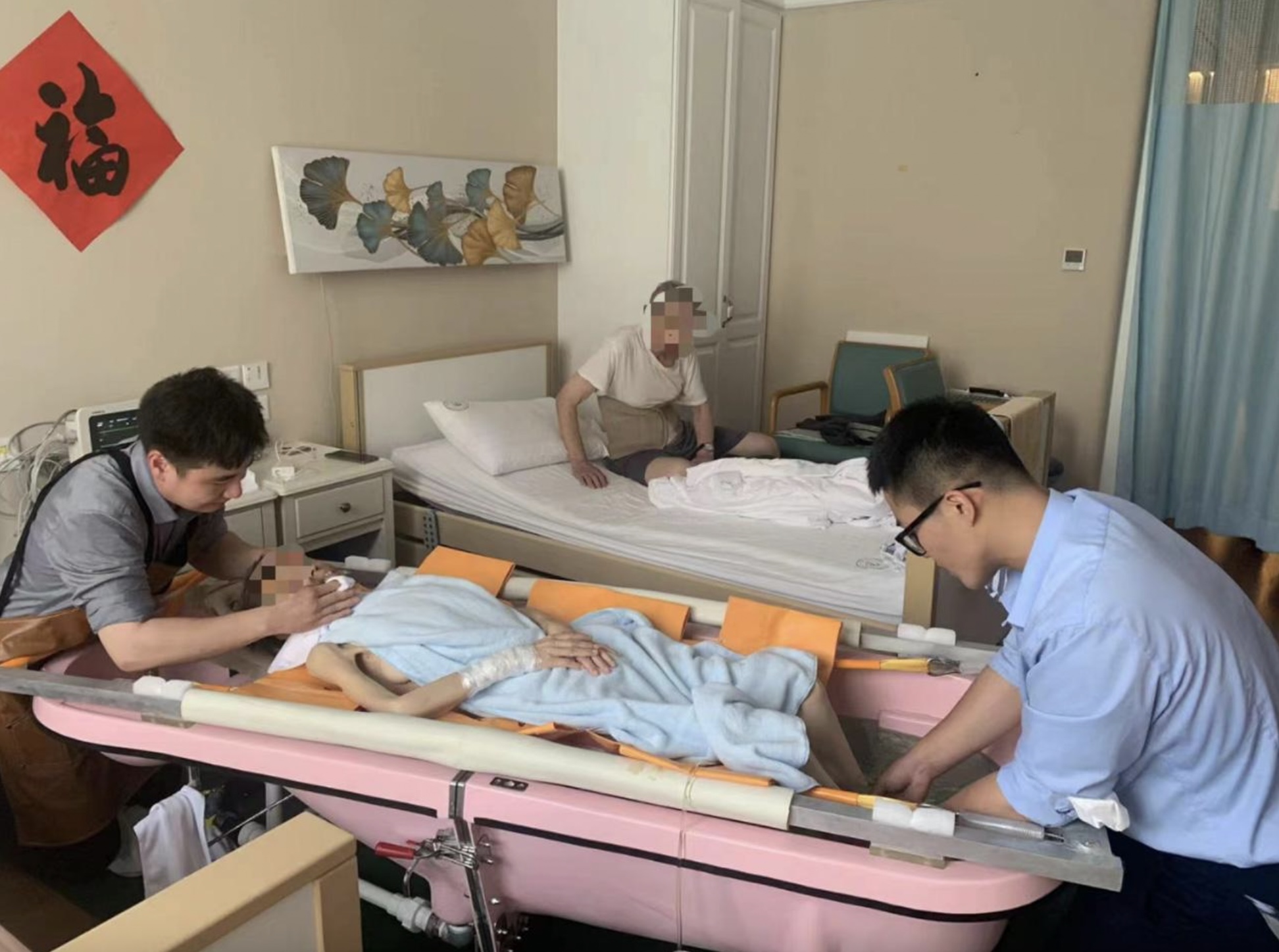 「移動浴缸」讓老人家享受泡澡服務。