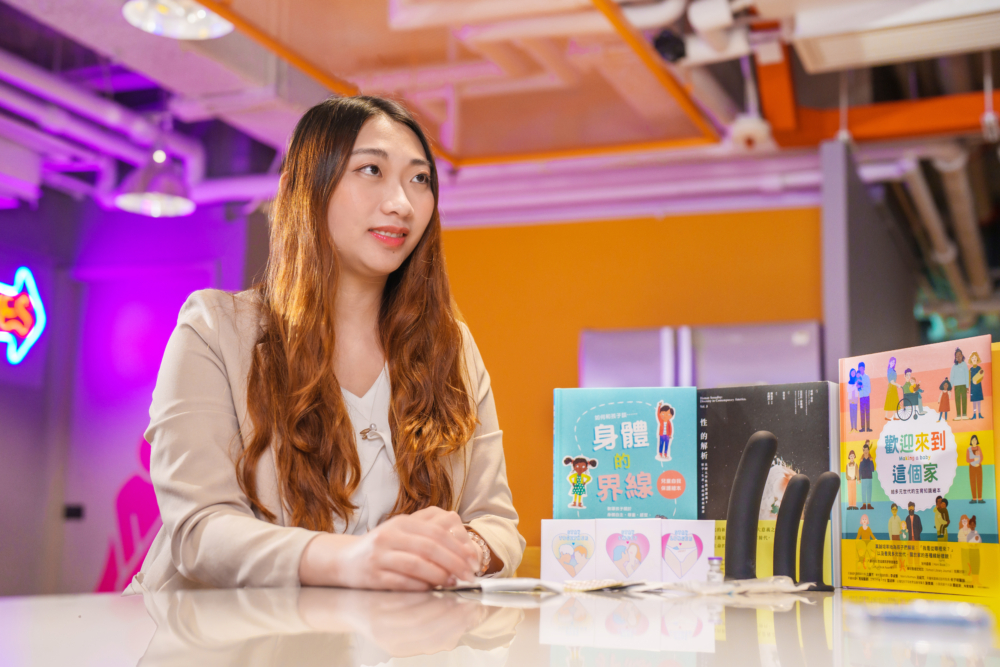 蔡薳縈認為現代性教育課程須由過往以不鼓勵青年發生性行為的觀念,改變至灌輸正確的避孕及性知識。