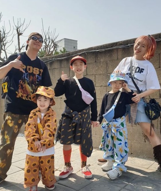 所幸後來經過一段長時間的治療與給予女兒足夠的關愛，至今為止病情順利康復，女兒已經恢復活潑精靈。