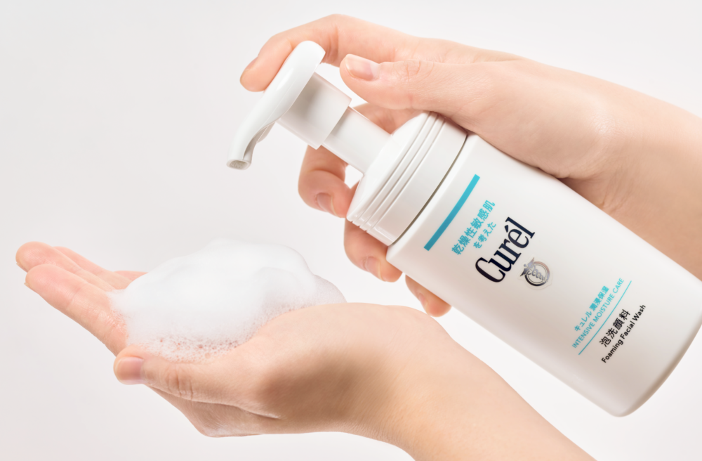 Curél 豐盈泡沫潔面乳的潔淨成分很溫和，不會對肌膚造成負擔