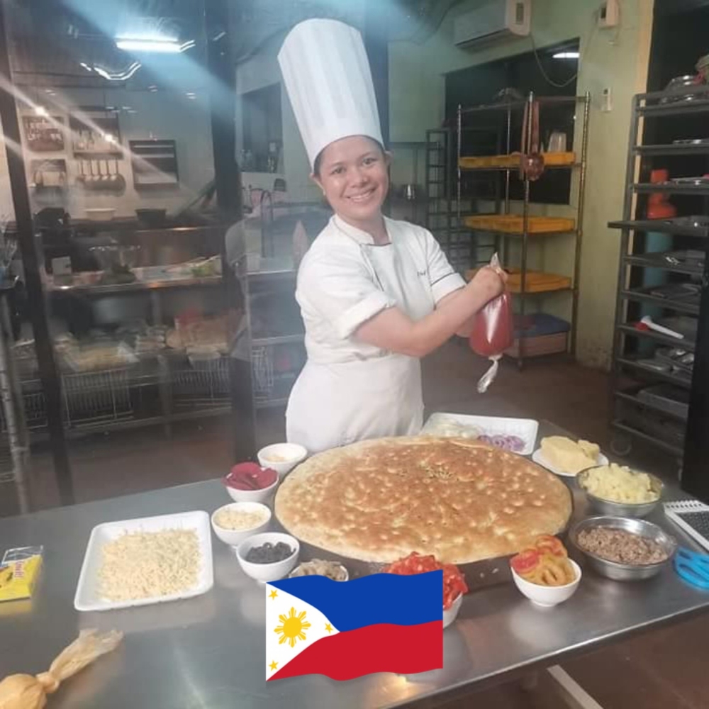 瑪麗沒有放棄,長大後的她順利完成酒店和餐廳管理學位。