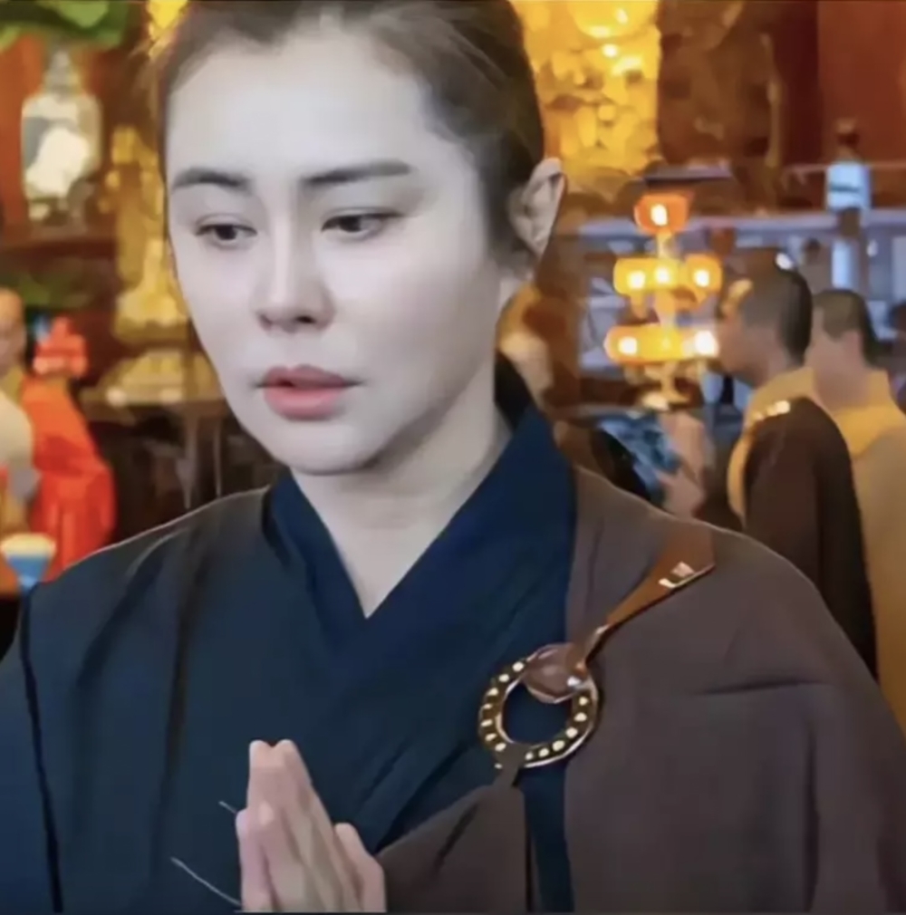 去年也曾被網友拍到她身穿海清居士服禮佛。