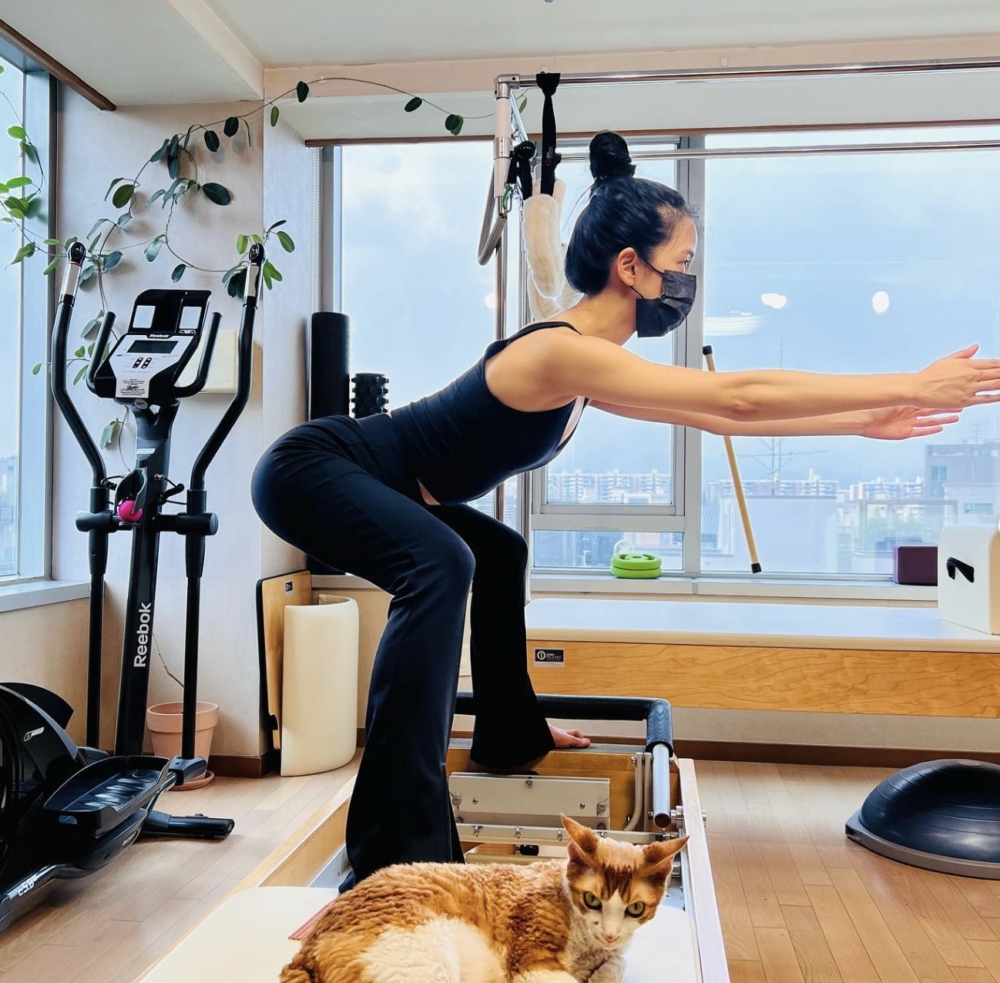 常做有氧運動和空中瑜伽。