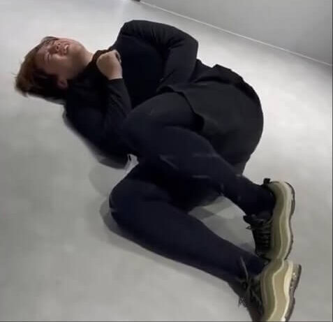 在操練期間姜濤的面部猙獰，並不停大叫著表示痛苦。