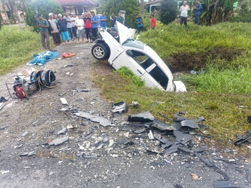 迎面撞上對面橋車後連人帶車掉落在路旁的大溝渠內。