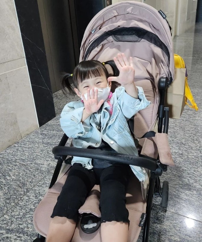 於去年9月，妻子Star在社交平台上向粉絲公開自己的3歲女兒Song患有罕見疾病「格林巴利症候群」（Guillain-Barre Syndrome）