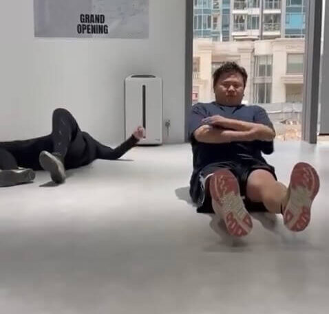 從影片山看梁業在操練時非常輕鬆，對他來説完全無難度，還在後面嘲笑姜濤是「垃圾」