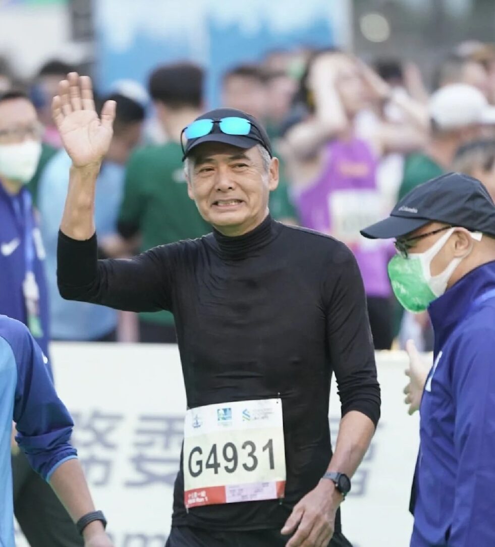 發哥參加10km的馬拉松,不僅順利完賽,成績更是優異,以1小時3分58秒完成賽程。