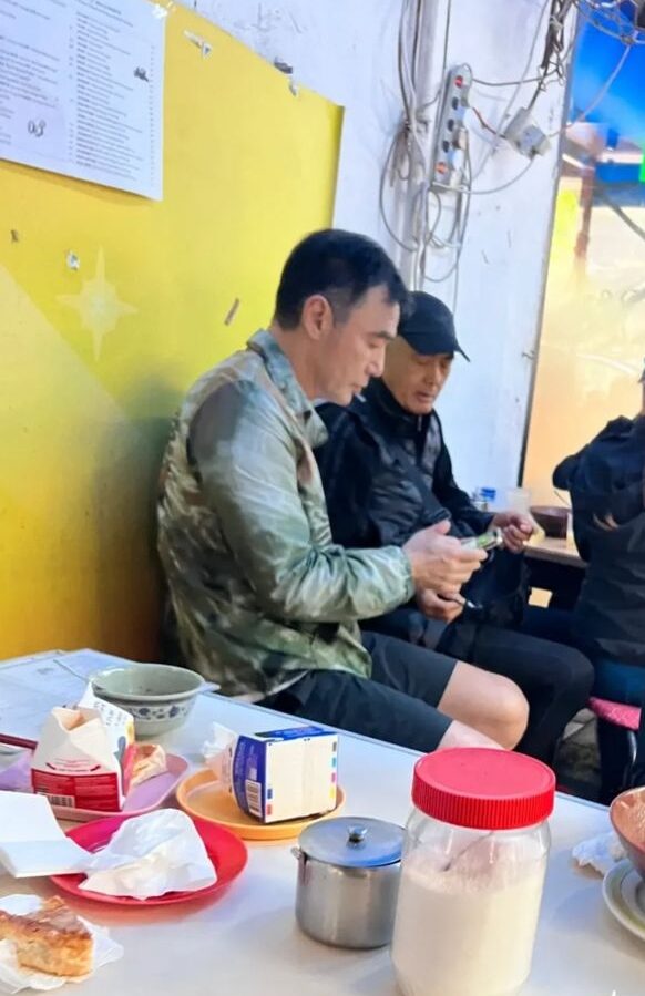 67歲的周潤發一身黑裝,雖可看見耳旁的白髮,但氣色依然很好。