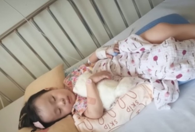 女兒在某一天突然嚴重的肚子痛，走路也沒有力氣，經常跌倒，甚至需要媽媽的攙扶才能走路。