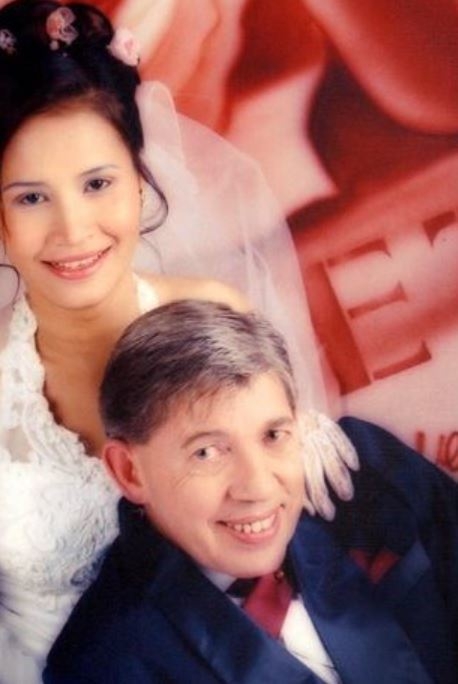 羅恩與第七任妻子。