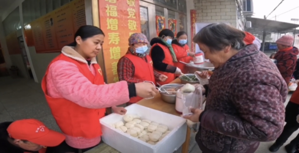 免費給社區內需要幫助的人提供饅頭、粥等食物。