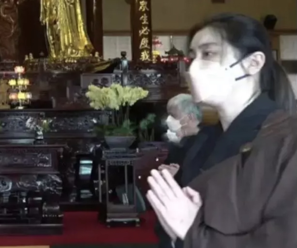 近日被網友拍到在溫哥華佛堂拜拜。