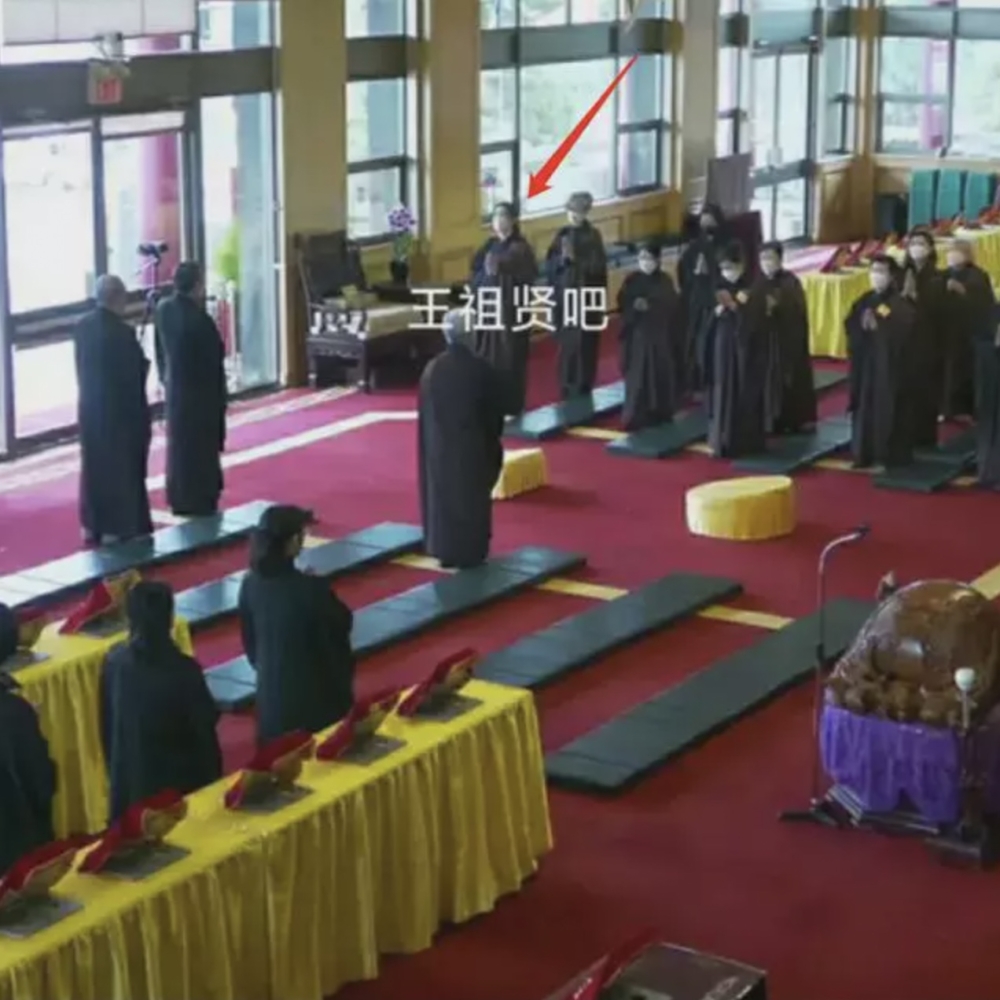 身高173公分的王祖賢,在人群中很顯眼。