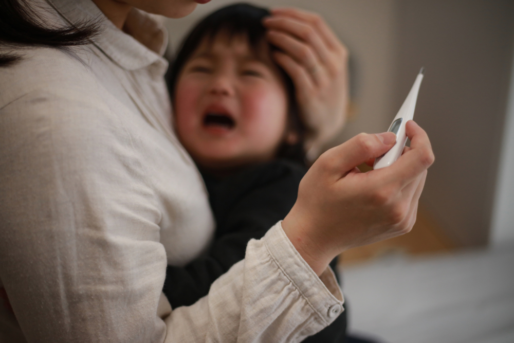 廣東深圳一名4歲女童高燒不退,父母用酒精抹身濕敷為她降溫。(示意圖 非當事人)