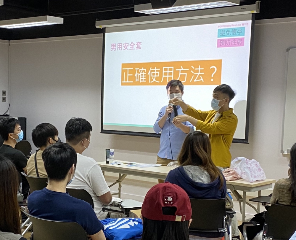 蔡薳縈表示,學生對性教育工作坊的道具示範環節最感興趣,並會就不同的避孕方法,如安全套、安全期計算及避孕藥等的資訊的積極提出發問。