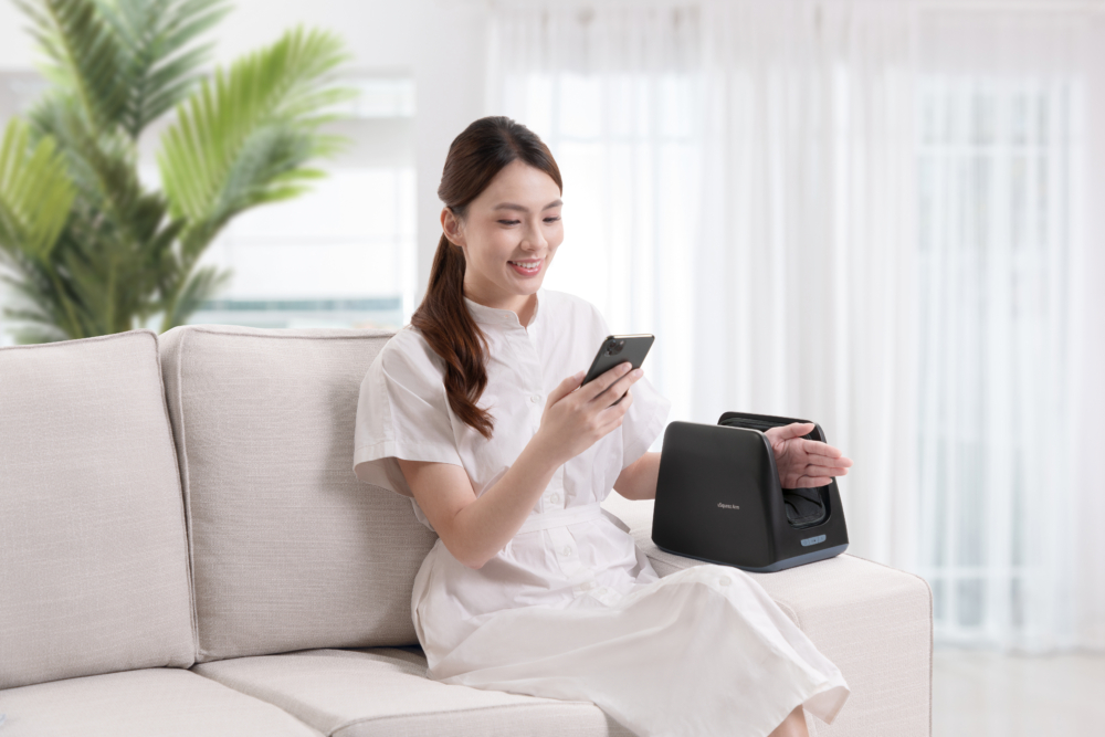 【新手媽媽必用】OSIM手部暖摩師可以針對手部進行按摩,紓緩長期累積的繃緊感丶滑鼠手及媽媽手等問題,透過波浪科技按壓疼痛部位,加促血液循環,雙手不再繃緊疼痛,媽媽日常生活自然不會再受困擾。