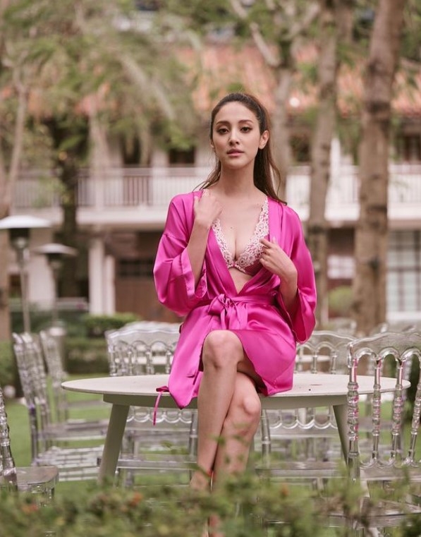 近日，Grace在社交平台上曬出内衣品牌代言的宣傳照。