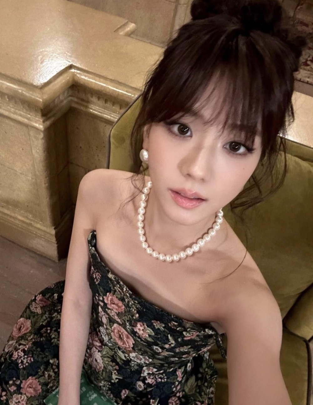 MV中多套復古造型展亦盡現魅力。